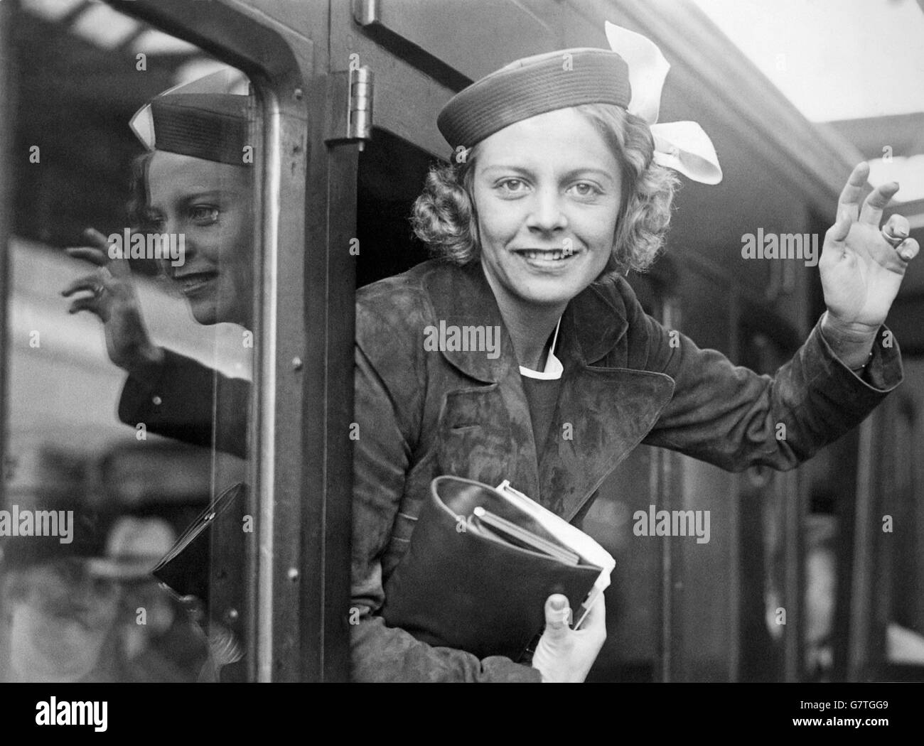 Alice Marble - Londres - 1937.Alice Marble, star du tennis américain, sort de sa fenêtre de calèche alors qu'elle quitte Londres. Banque D'Images