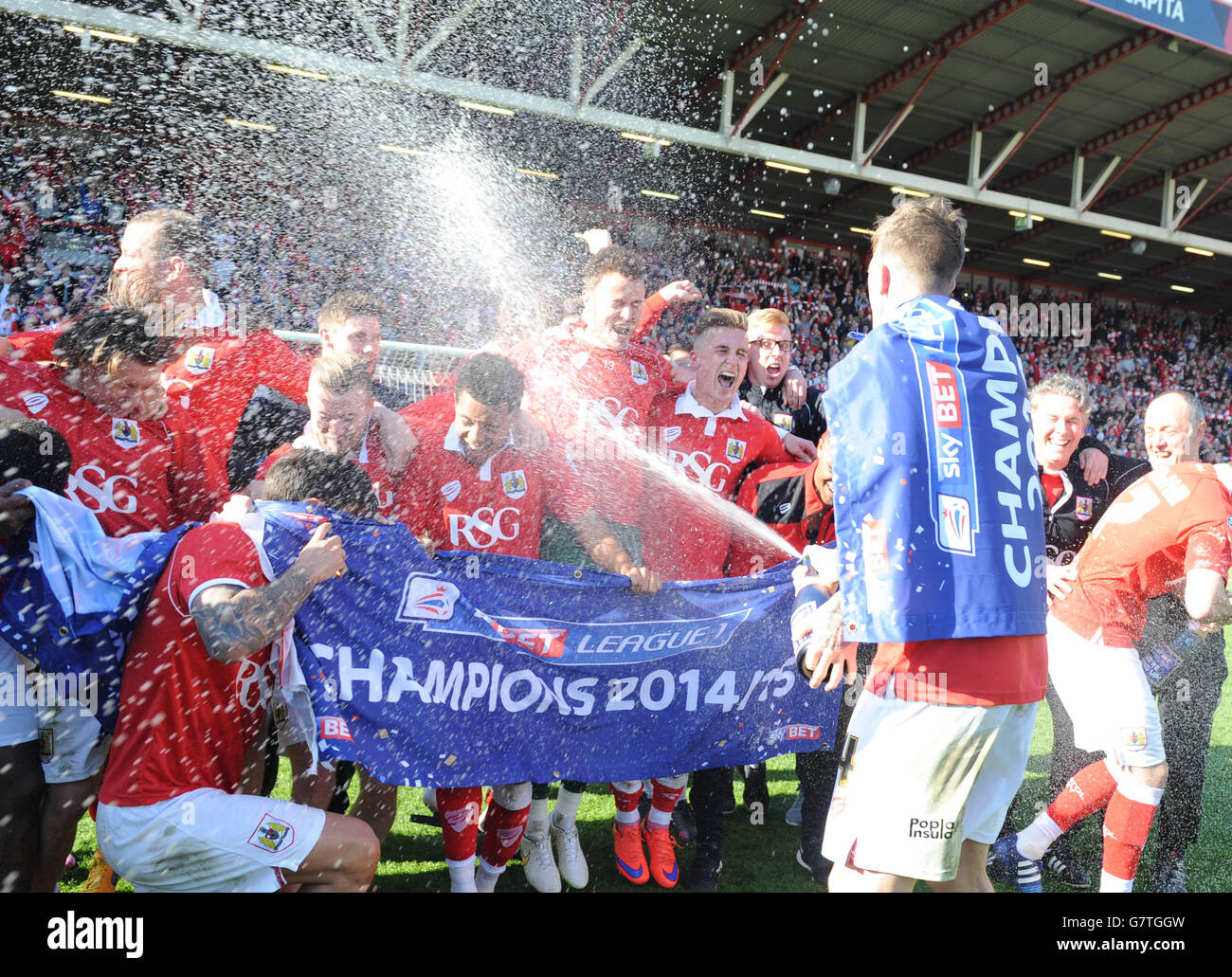 Les joueurs de Bristol City célèbrent la victoire lors du match de la Sky Bet League One à Ashton Gate, Bristol. Banque D'Images