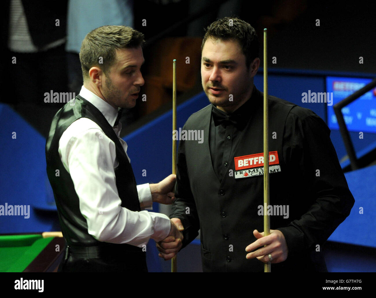 Kurt Maflin (à droite) est consolidé par le victor Mark Selby lors des Championnats du monde de Betfred au Crucible Theatre, Sheffield. Banque D'Images