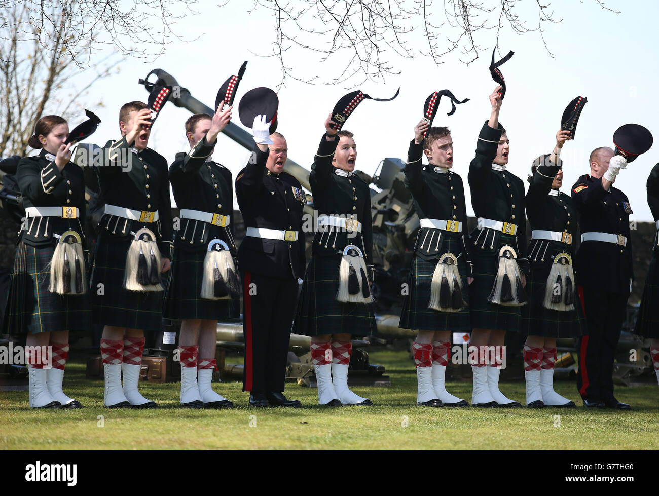 Des officiers du corps de formation des officiers des universités de Glasgow et Strathclyde et Tayforth (UOTC) saluent la reine Elizabeth II après avoir tiré un Royal Salute de 21 armes à feu au château de Stirling en l'honneur de son 89e anniversaire. Banque D'Images