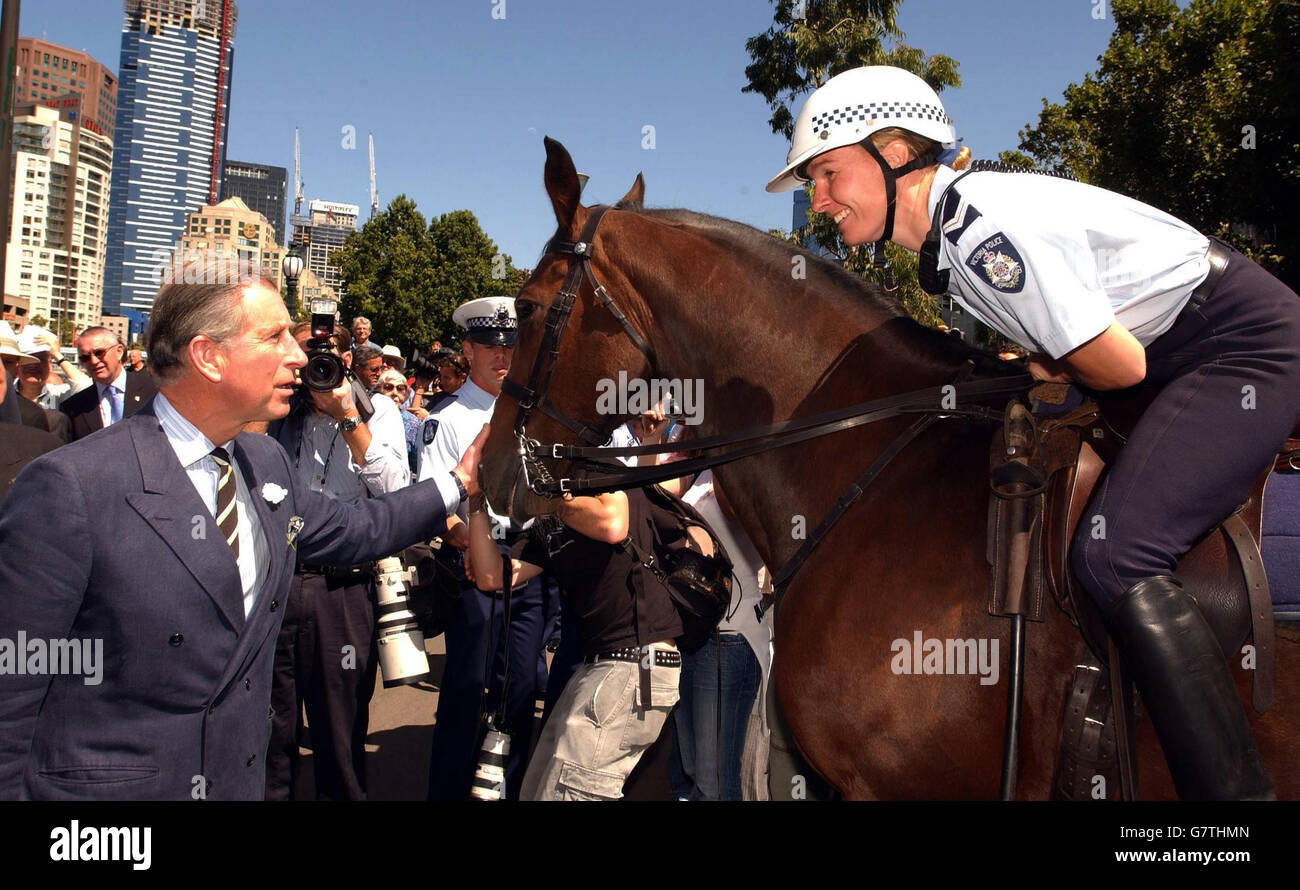 Le Prince de Galles s'entretient avec une policewoman sur un marché agricole dans le centre de Melbourne. Charles visitera la Geelong Grammar School, où il a passé deux mandats en tant qu'élève en 1966, lors de la visite d'aujourd'hui de la deuxième ville d'Australie. Banque D'Images