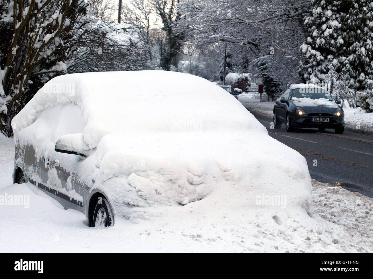 Une voiture abandonnée recouverte de neige près de Challock, dans le Kent, tandis que les navetteurs sont confrontés au chaos des transports après de fortes chutes de neige.Une grande partie du Royaume-Uni se réveille par temps de glace après une nuit de températures en chute libre. Banque D'Images