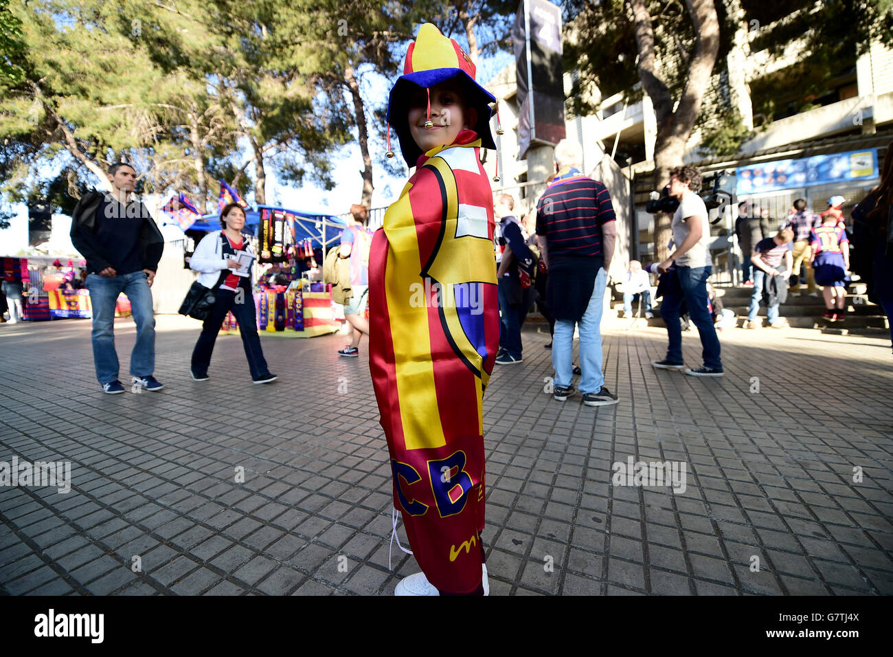 Un jeune fan a déjà drapé un drapeau du FC Barcelone le match Banque D'Images