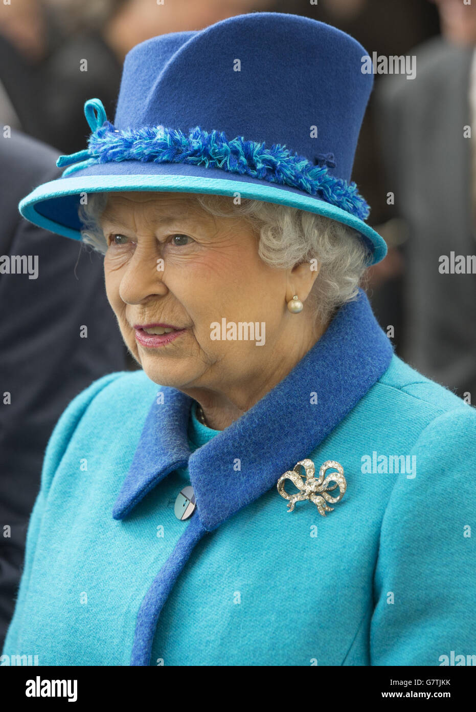 La reine Elizabeth II assiste à une cérémonie de dévoilement des statues d'elle-même et du duc d'Édimbourg à la cathédrale de Canterbury pour souligner leur Jubilé de diamant. APPUYEZ SUR ASSOCIATION photo. Date de la photo: Jeudi 26 mars 2015. Sculptés par la sculptrice Nina Bilbey, ces personnages saisissants capturent le couple royal qui a l'air plus jeune et porte des robes de chambre. Les statues pèsent environ une demi-tonne chacune et ont été créées à partir de calcaire français par Mme Bilbey, dont les commissions incluent également des statues au salon des fleurs de Hampton court et à la gare de St Pancras à Londres. Les figures ont été commandées par les amis de Banque D'Images