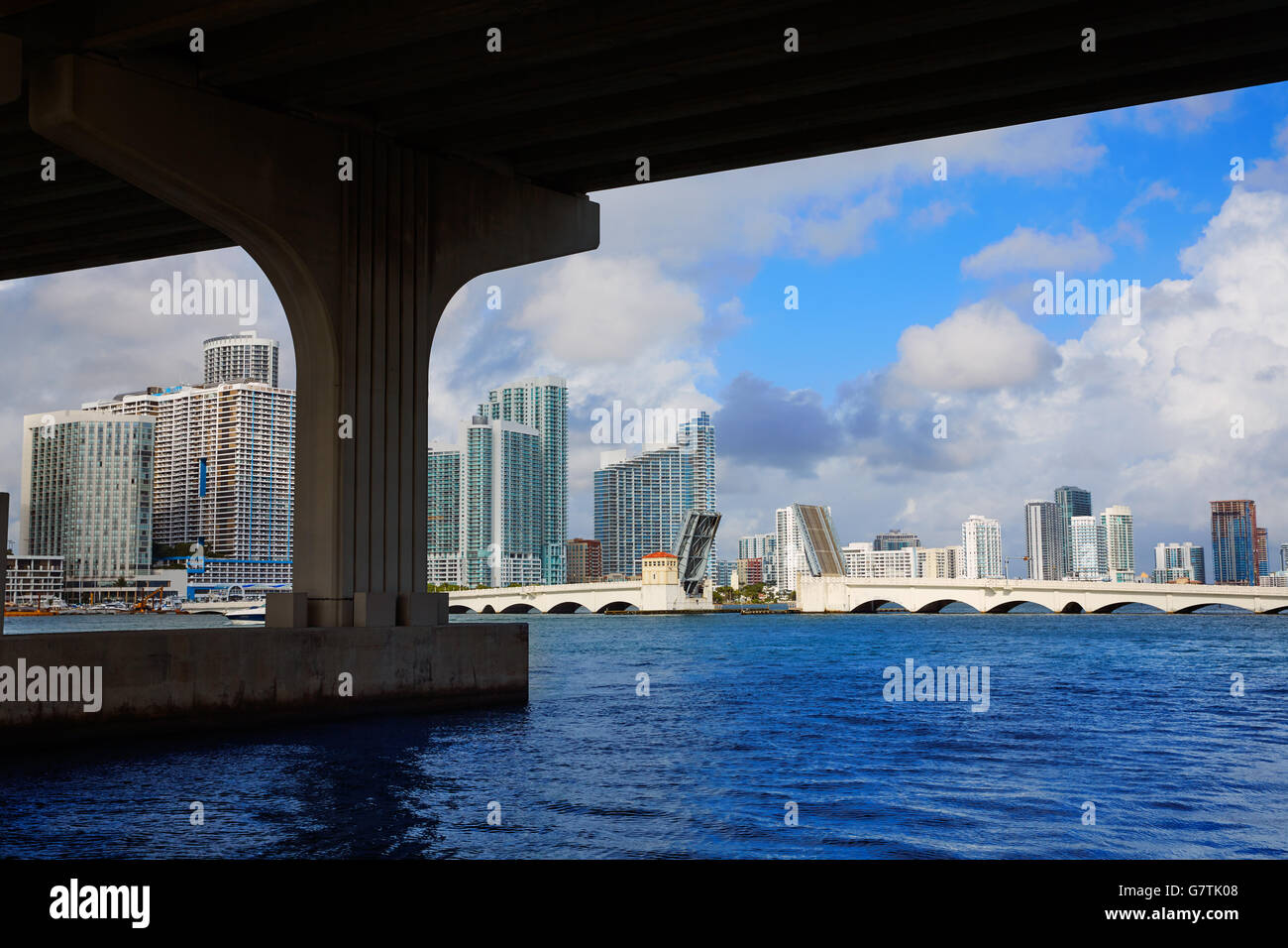 Le centre-ville de Miami en Floride sous le pont USA journée ensoleillée Banque D'Images