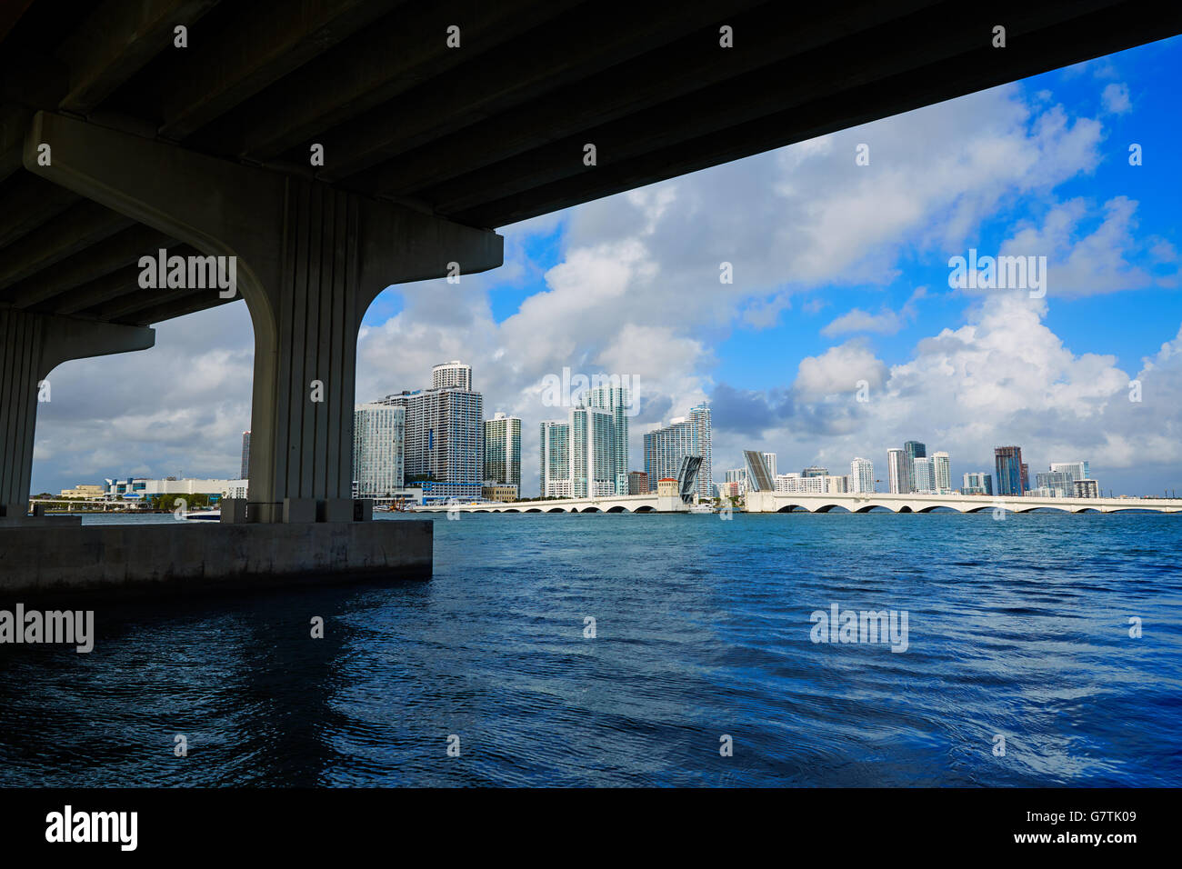 Le centre-ville de Miami en Floride sous le pont USA journée ensoleillée Banque D'Images