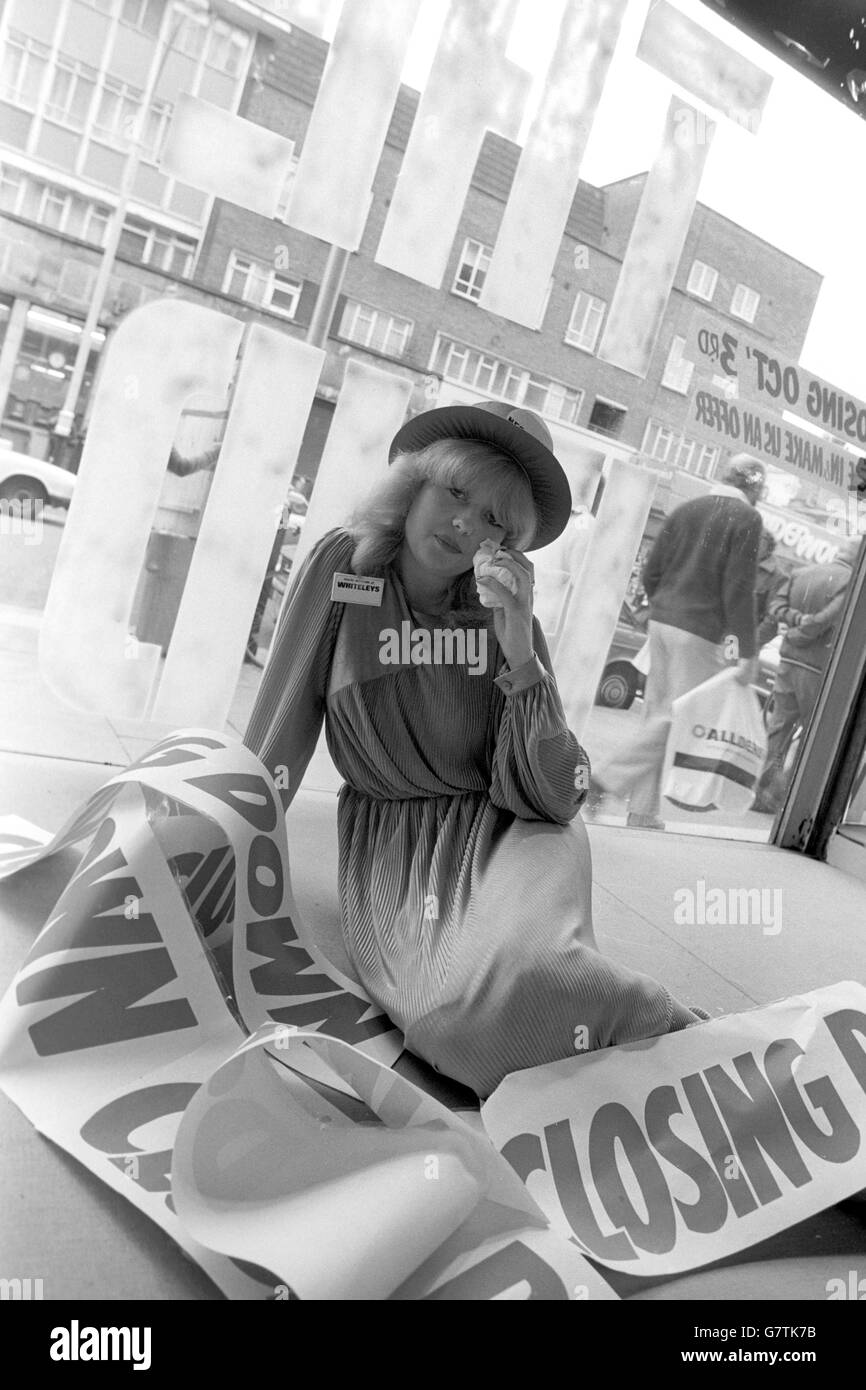 Breda Hurley, assistante commerciale, 20 ans, de Londres, arracher une larme dans la fenêtre de Whiteleys, le grand magasin de Queensway, à l'ouest de Londres. Il ferme ses portes aujourd'hui après 118 ans de commerce. Banque D'Images