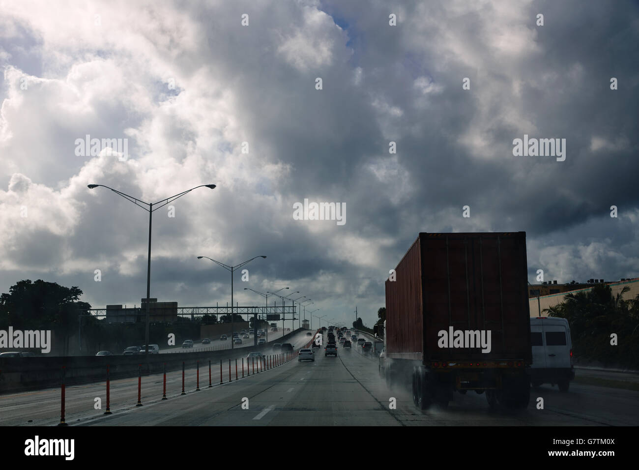 Miami en Floride avec la route conduisant à la pluie le trafic camions Banque D'Images