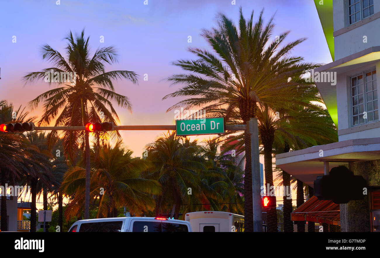 Coucher De Soleil South Beach Miami Beach Ocean Drive en Floride signe Banque D'Images