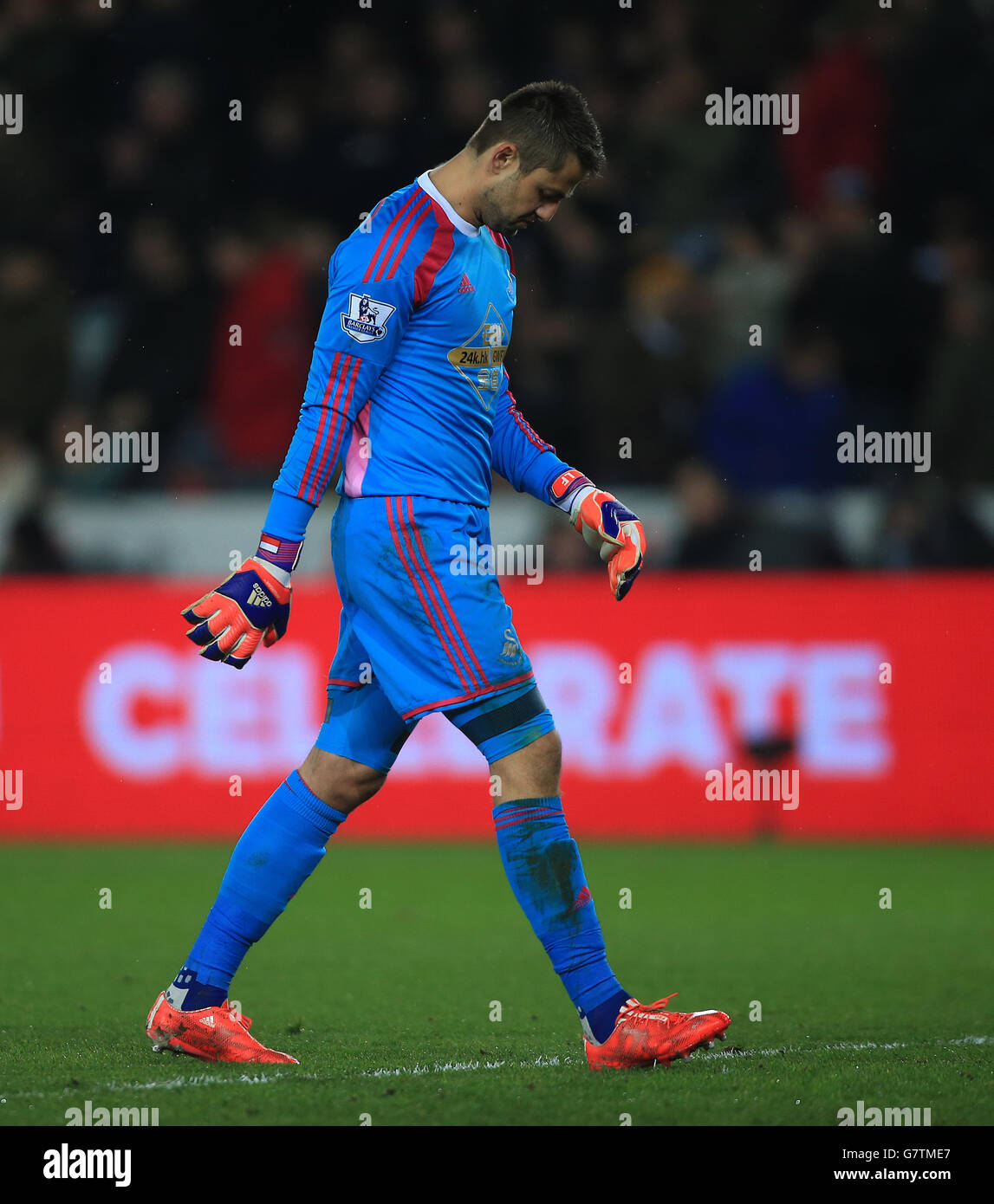 Football - Barclays Premier League - Swansea City / Liverpool - Liberty Stadium.Lukasz Fabianski, de Swansea City, montre son expulsion après la défaite à domicile de 1.0 contre Liverpool Banque D'Images