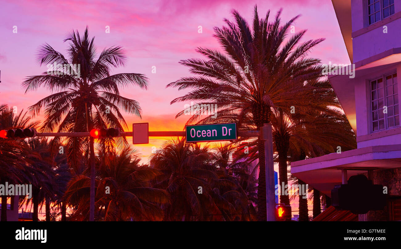 Coucher De Soleil South Beach Miami Beach Ocean Drive en Floride signe Banque D'Images