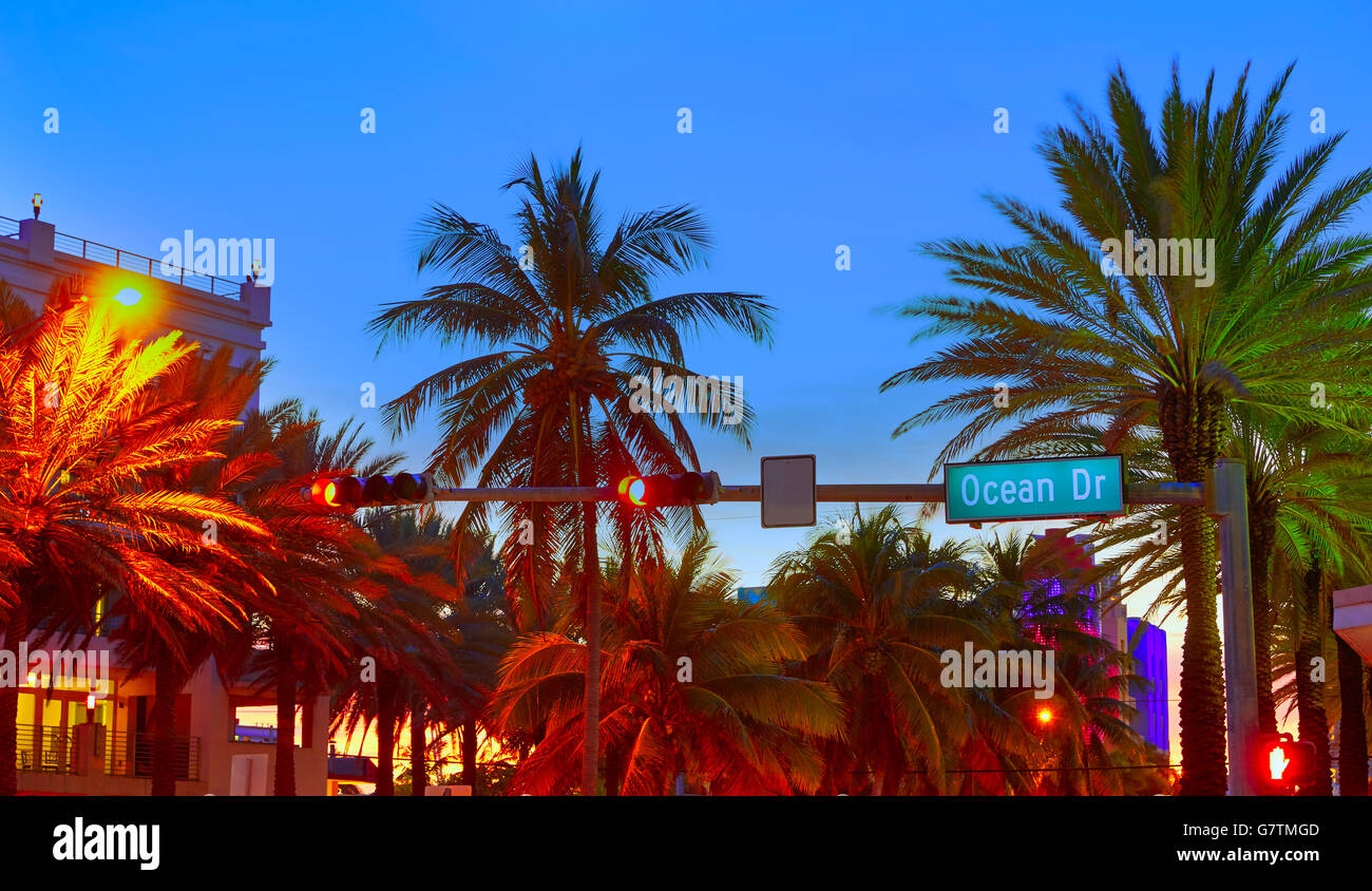 Coucher De Soleil South Beach Miami Beach Ocean Drive en Floride signe Banque D'Images