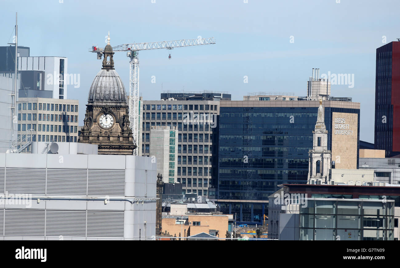 Vue sur l'hôtel de ville et la nouvelle construction qui a lieu dans le centre-ville de Leeds. Banque D'Images