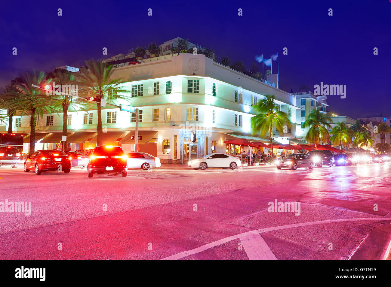 Coucher De Soleil South Beach Miami Beach Ocean Drive en Floride et Art Déco de voiture Banque D'Images