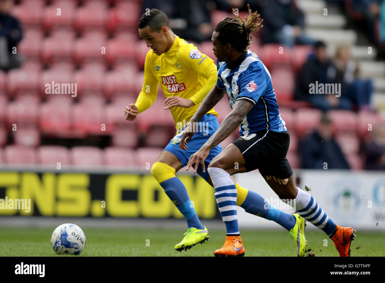Football - Championnat Skybet - Wigan Athletic v Derby County - DW Stadium.Tom Ince du comté de Derby et Gaetan Bong de Wigan Banque D'Images