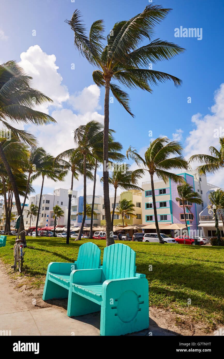 Miami Beach Ocean boulevard quartier Art déco en Floride USA park banc turquoise Banque D'Images