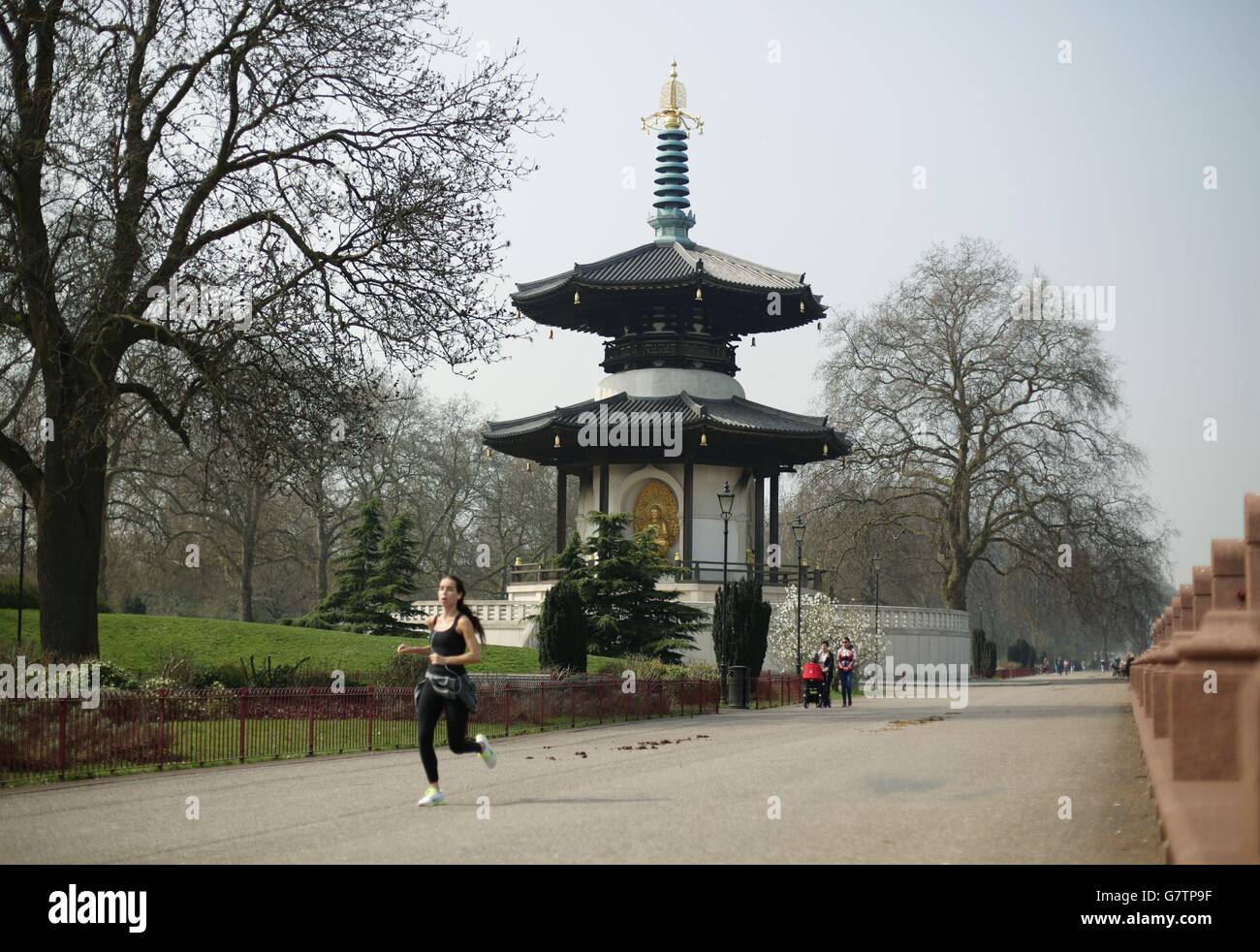 Un jogging qui passe devant la Pagode de la paix à Battersea Park, Londres, alors que le temps chaud continue à travers le Royaume-Uni Banque D'Images