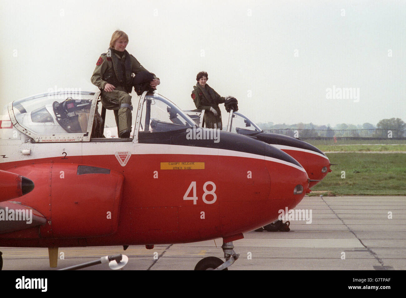Les Lieutenants de vol Sally Cox (l) et Julie Gibson (r), deux pilotes de la RAF, se détendent après avoir pris leur avion solo aujourd'hui à la RAF Linton-on-Duse, dans le Yorkshire. Banque D'Images