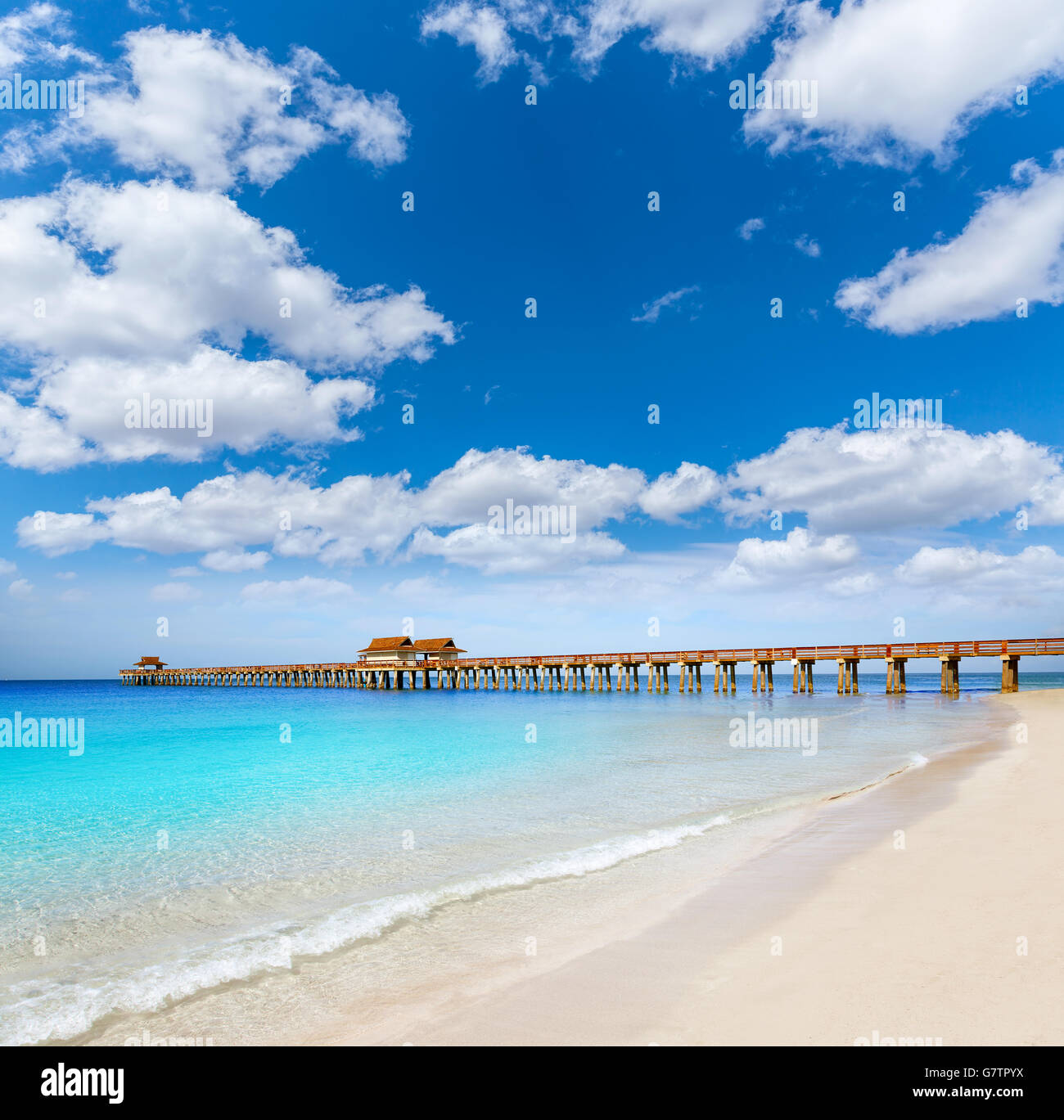 Naples Pier et plage de Floride USA journée ensoleillée Banque D'Images