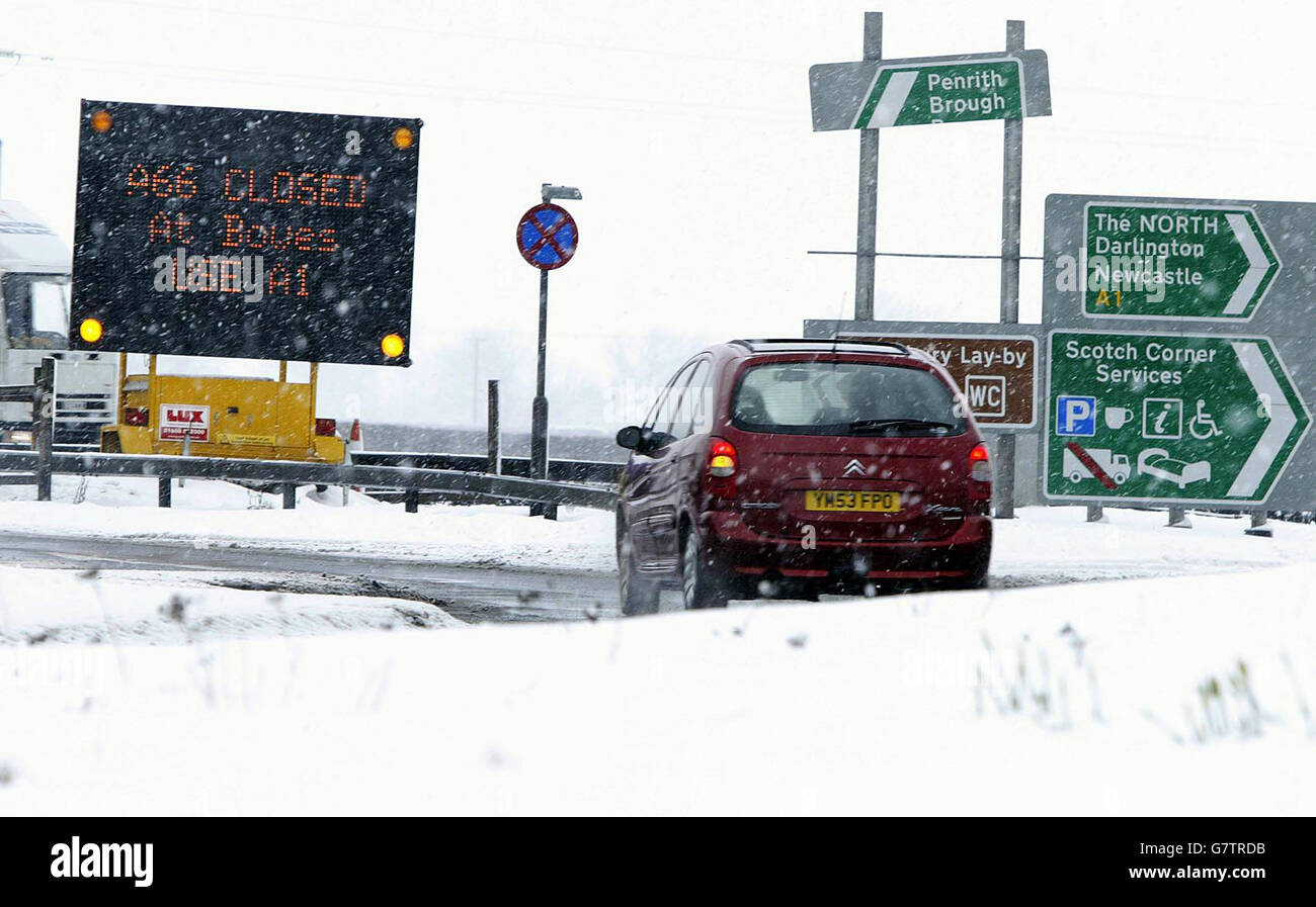 Route fermée près de Scotch Corner dans de la neige profonde comme le mauvais temps persiste dans tout le comté.De la neige abondante est tombée sur certaines parties de la Grande-Bretagne pendant la nuit, alors que la crise froide du pays est entrée dans sa phase la plus amère. Banque D'Images