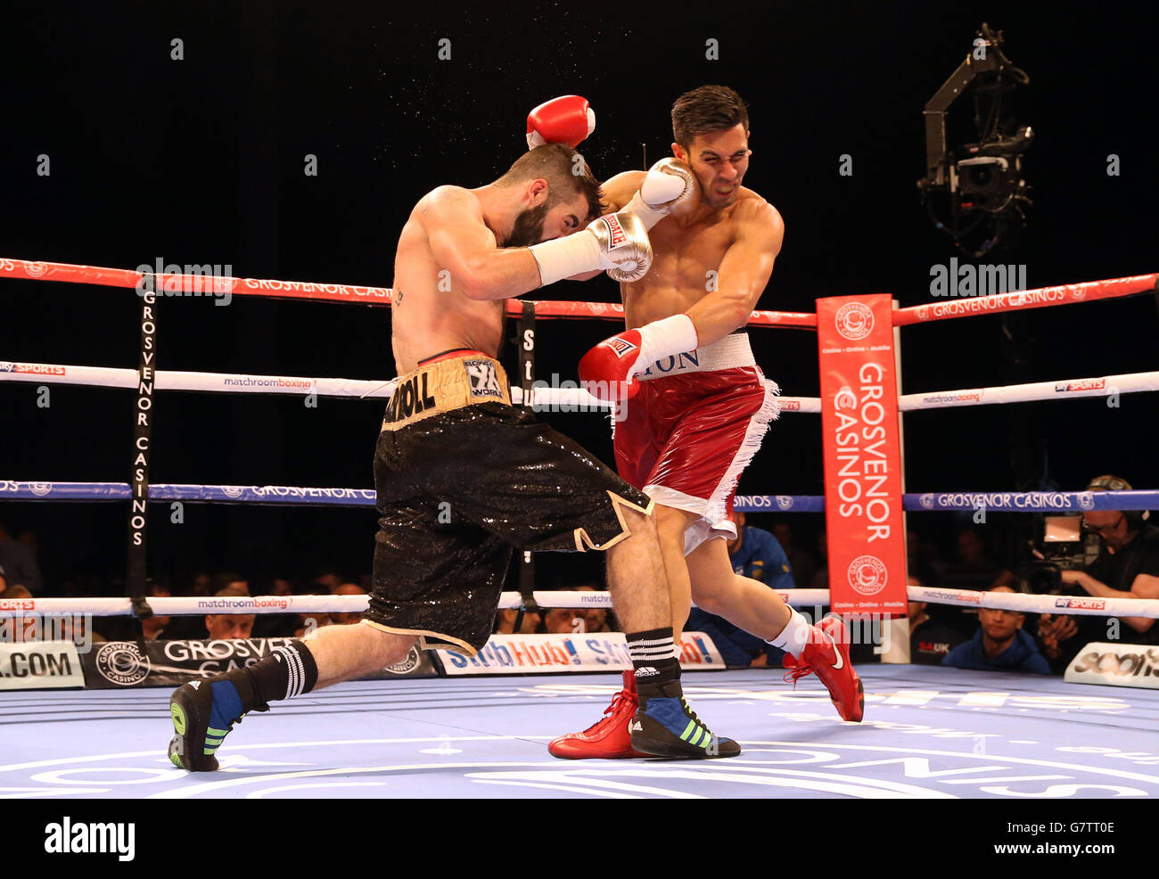 Jono Carroll (à gauche) en action contre Carlos Perez lors de leur combat Super Featherweight à la First Direct Arena, Leeds. Banque D'Images