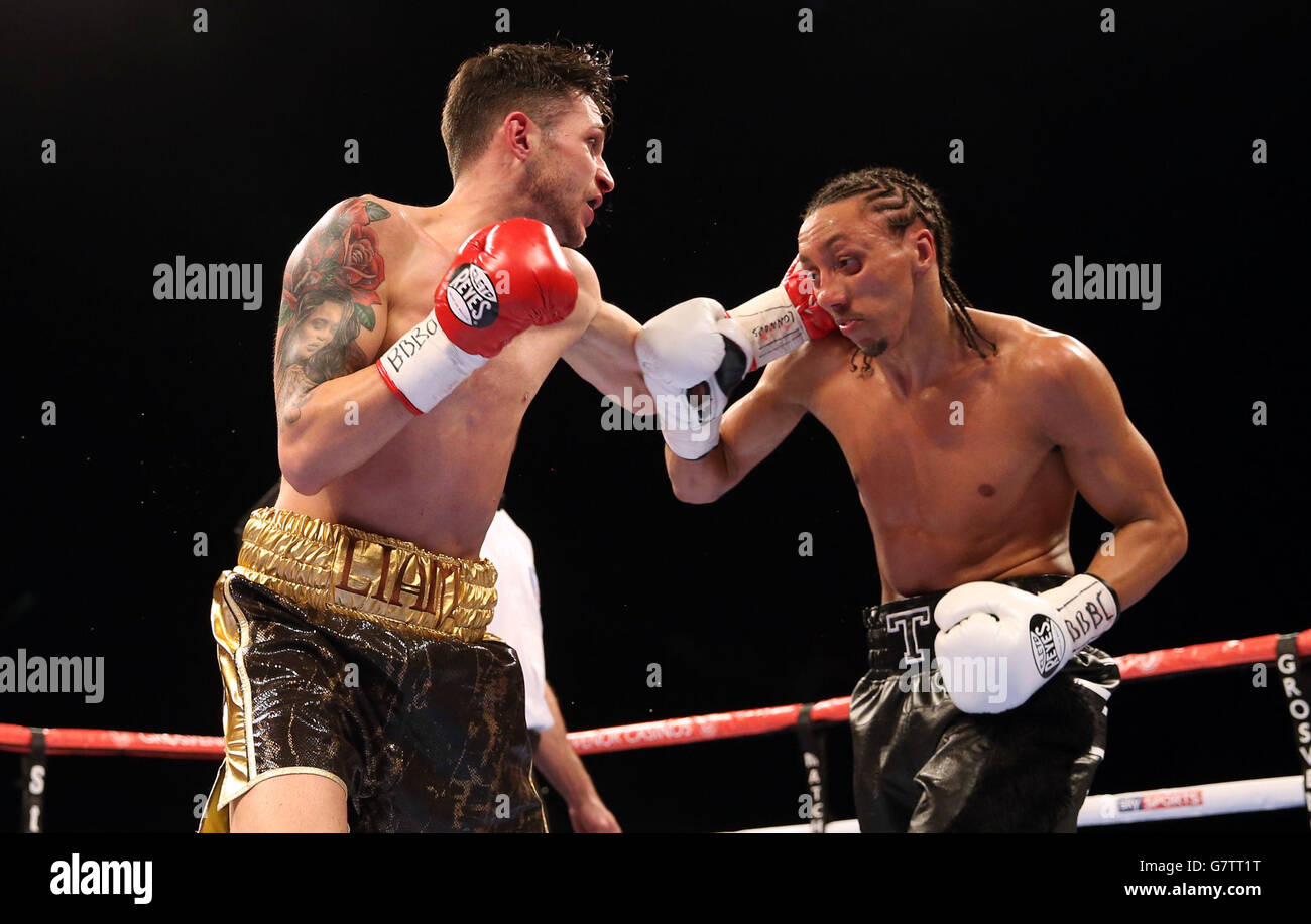 Tyrone Nurse (à droite) en action contre Liam Taylor lors de leur combat léger de poids-lourd à la première arène directe, Leeds. Banque D'Images