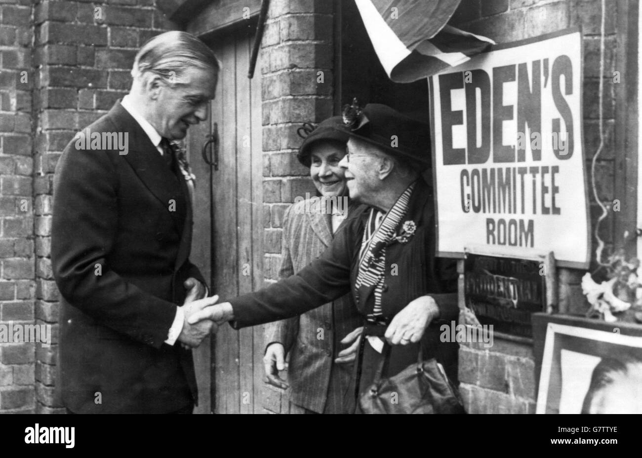 Le Premier ministre Sir Anthony Eden, effectuant une visite de bureaux de vote dans sa circonscription de Warwick et de Leamington le jour du scrutin, rencontre Mme Kathleen Vale, âgée de 90 ans, dans le village de Barford, près de Warwick. Banque D'Images