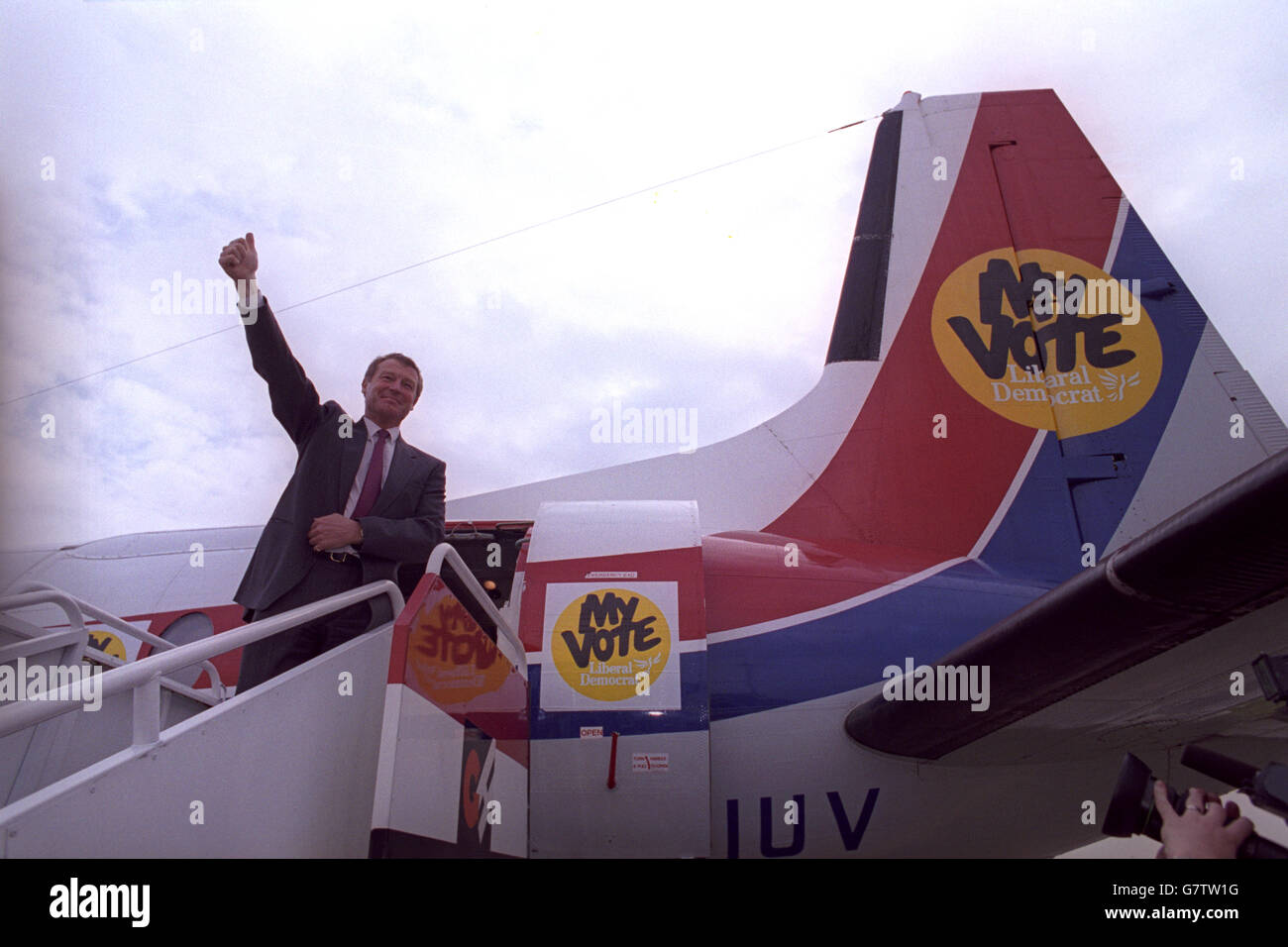 Paddy Ashdown débarque de son avion de campagne à l'aéroport East Midlands. Banque D'Images