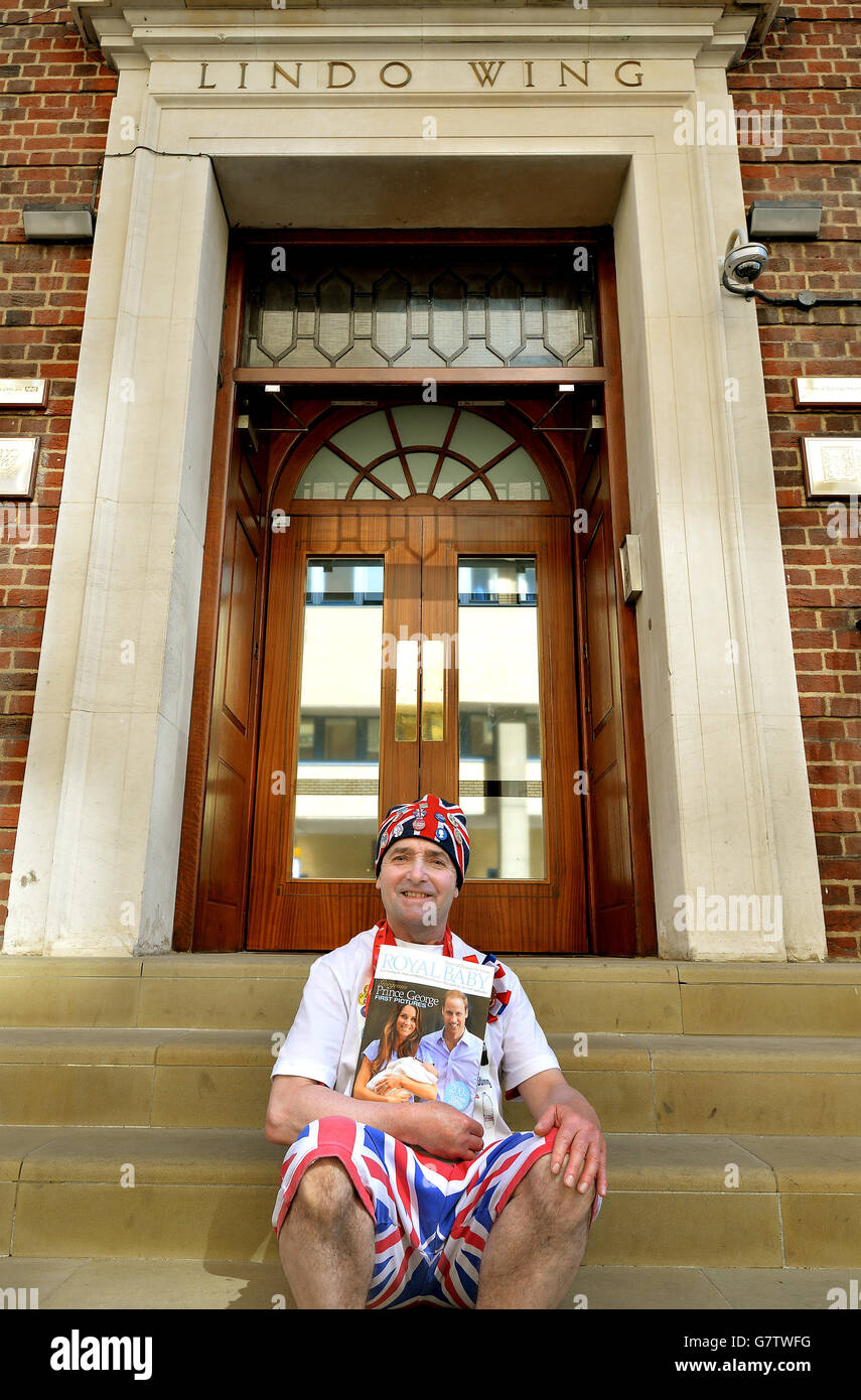 John Loughrey, passionné royal, à l'extérieur de l'aile Lindo de l'hôpital St Mary's à Paddington, dans l'ouest de Londres, en prévision de la naissance du deuxième enfant du duc et de la duchesse de Cambridge. Banque D'Images