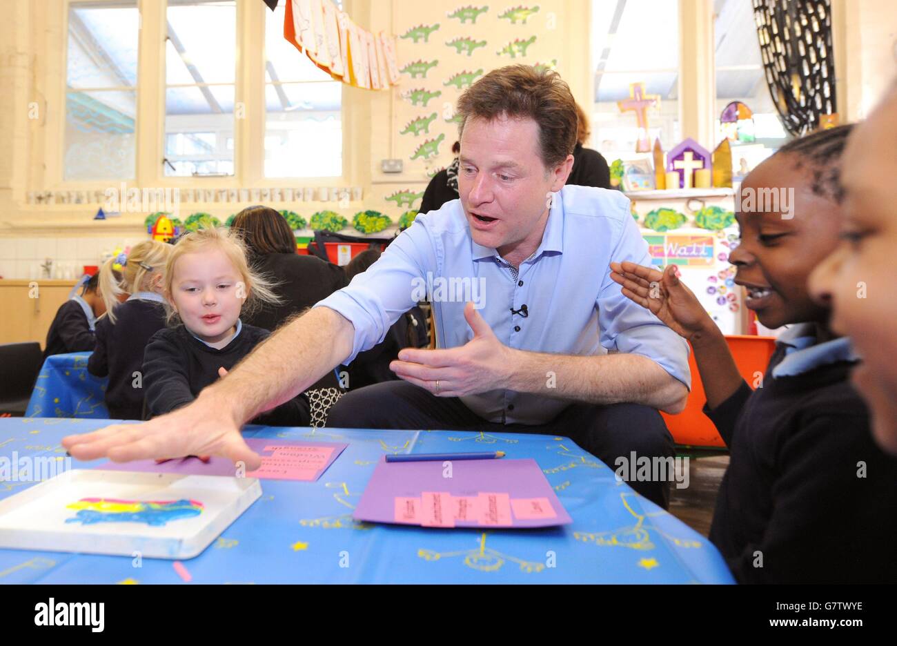 Nick Clegg, le dirigeant libéral démocrate, rencontre des élèves de la classe d'accueil qui font des œuvres d'art imprimées à la main lors d'une visite de campagne électorale générale à l'école primaire Boutcher C of E, à Southwark, à Londres. Les libéraux-démocrates vont augmenter le financement de l'éducation du « berceau à l'université », avec un engagement manifeste qui, selon eux, va signifier dépenser 5 milliards de livres sterling de plus par an que les Conservateurs et 2.5 milliards de livres sterling de plus que le Labour d'ici 2020. Banque D'Images