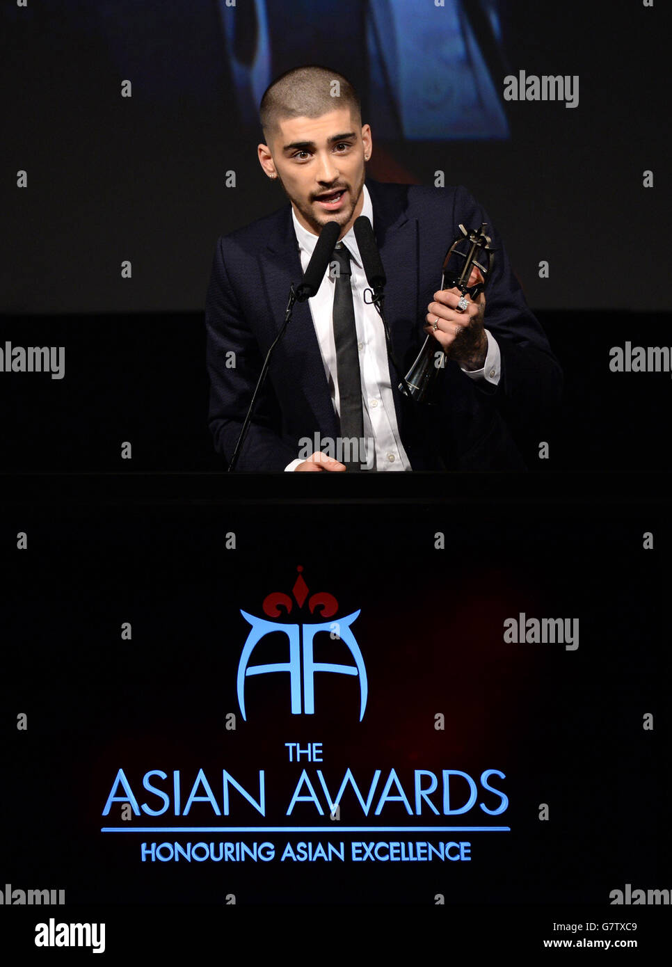 L'ancien membre du groupe One Direction, Zayn Malik, reçoit son prix d'excellence en musique lors des British Asian Awards 2015 à l'hôtel Grosvenor House de Londres. Banque D'Images