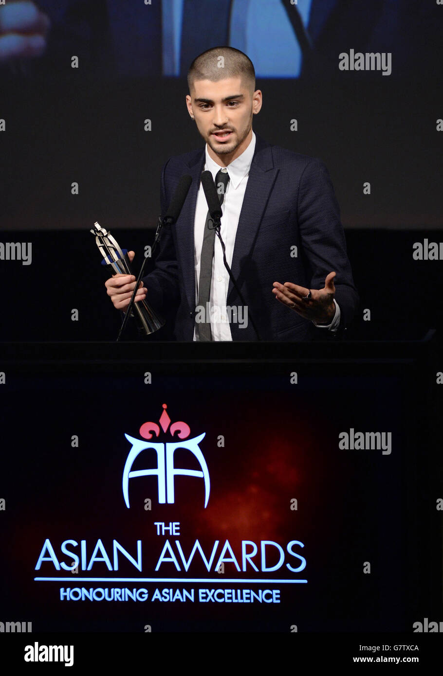 L'ancien membre du groupe One Direction, Zayn Malik, reçoit son prix d'excellence en musique lors des British Asian Awards 2015 à l'hôtel Grosvenor House de Londres. Banque D'Images
