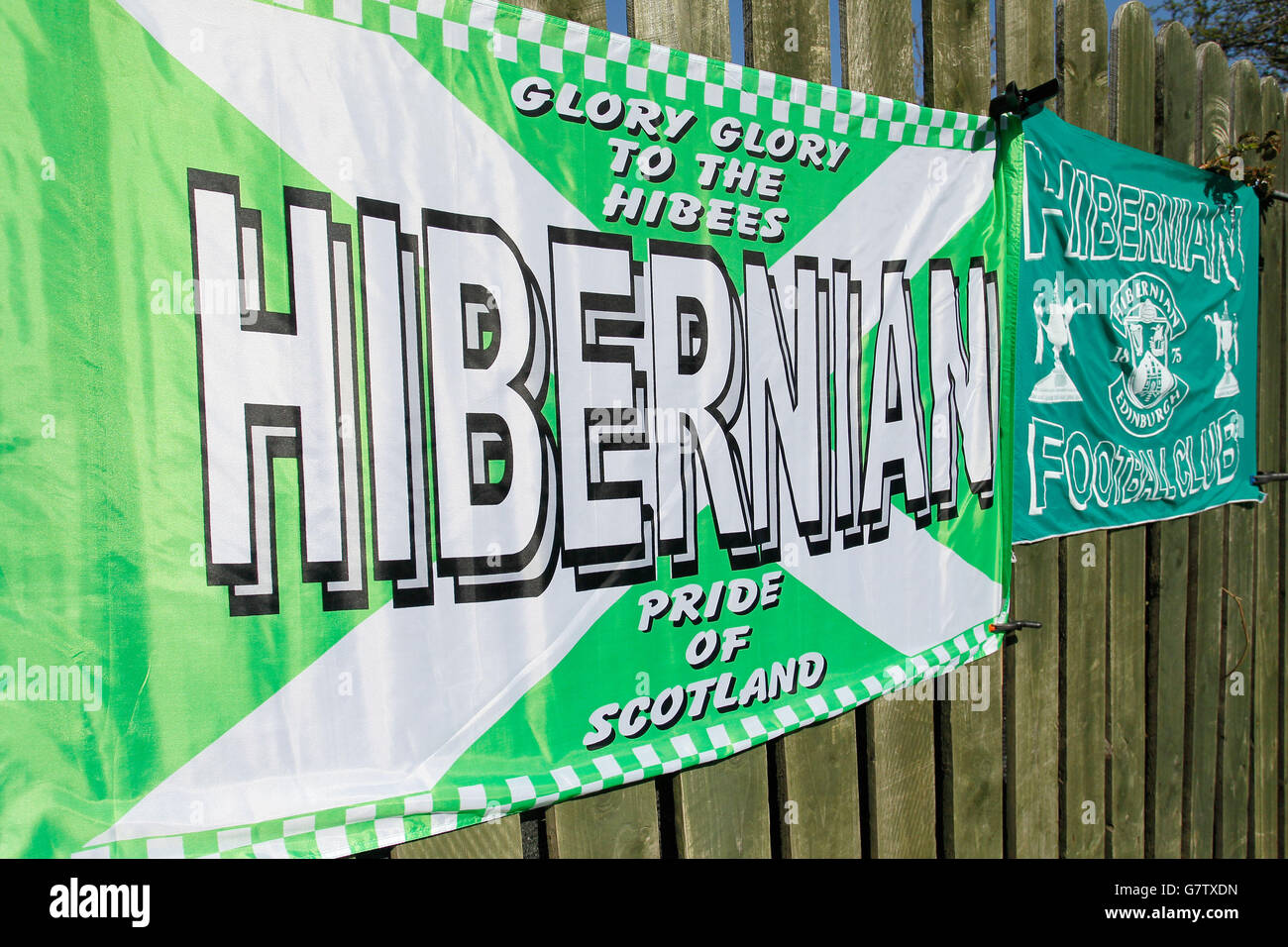 Football - coupe d'Écosse William Hill - demi finale - Hibernian v Falkirk - Hampden Park.Bannières Hiberniennes en vente à l'extérieur de Hampden Park avant la demi-finale de la coupe écossaise William Hill. Banque D'Images