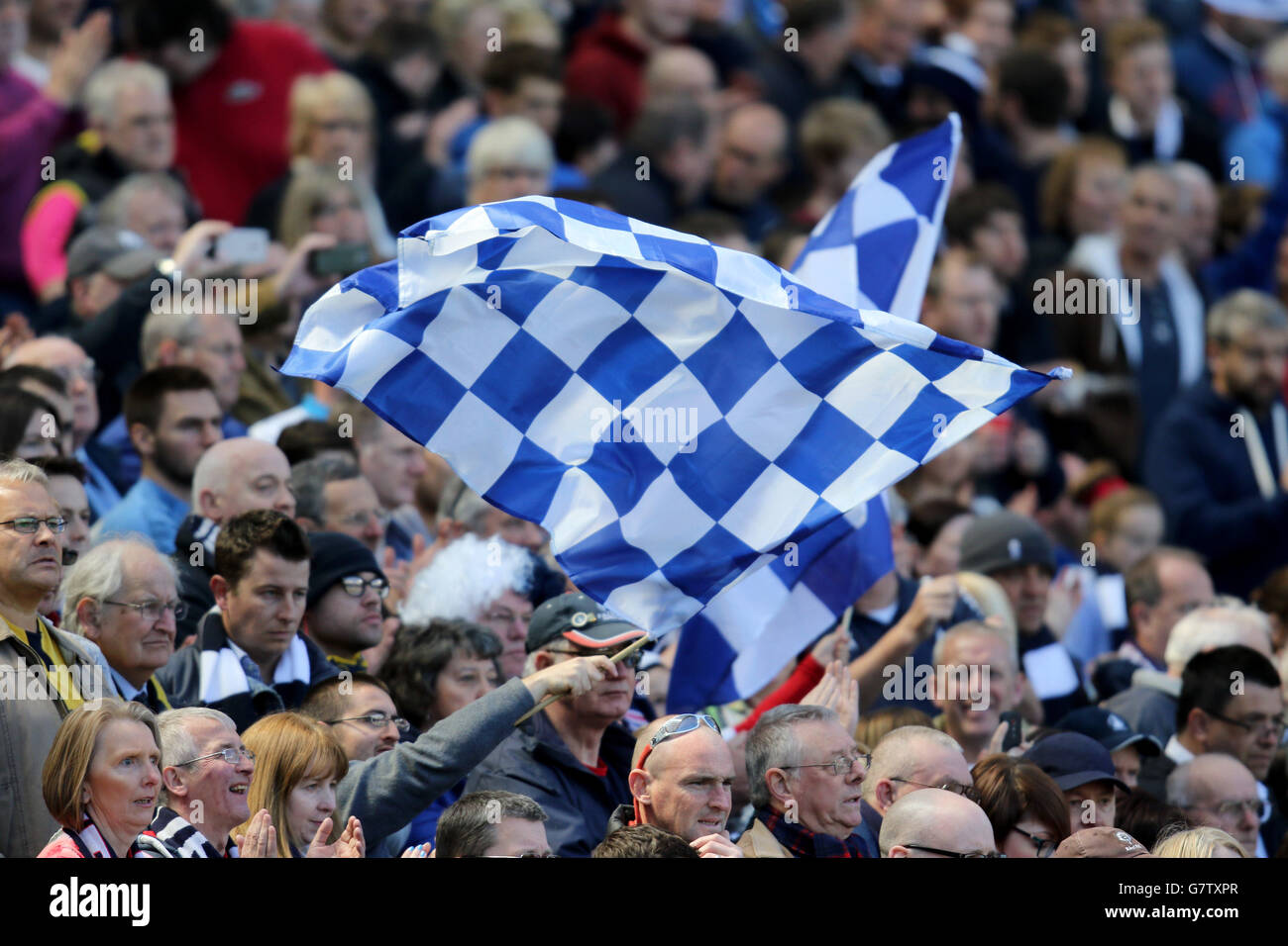Les fans de Falkirk fêtent lors du demi-finale de la coupe écossaise William Hill à Hampden Park, Glasgow. Banque D'Images