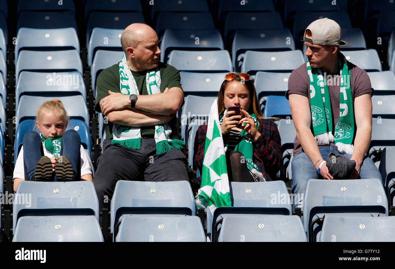 Les fans hiberniens sont défragés après le demi-finale de la coupe écossaise William Hill à Hampden Park, Glasgow. Banque D'Images