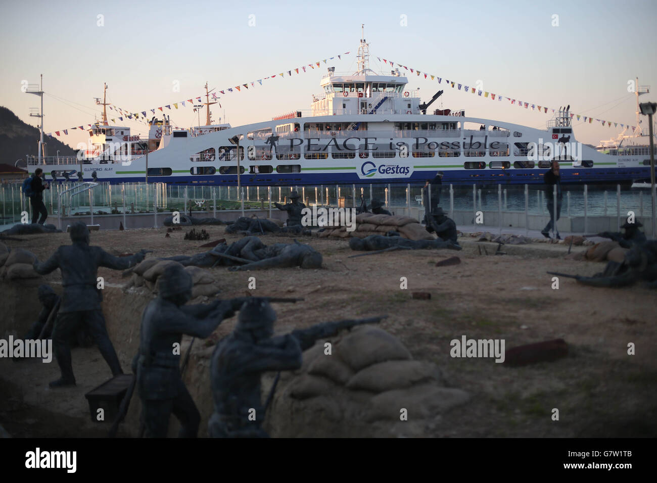 Une sculpture de soldats turcs et australiens dans le port d'Eceabat sur le détroit de Dardanelles, en Turquie, alors que les gens arrivent du monde entier pour le 100e anniversaire de la campagne Gallipoli. APPUYEZ SUR ASSOCIATION photo. Date de la photo : jeudi 23 avril 2015. Voir PA Story MEMORIAL Gallipoli. Le crédit photo devrait se lire comme suit : Niall Carson/PA Wire Banque D'Images