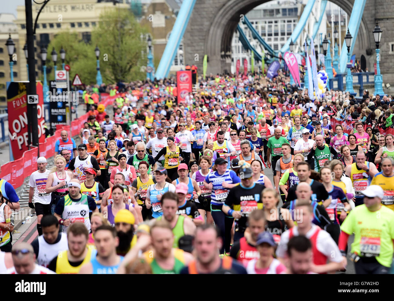 Athlétisme - Virgin Money Marathon de Londres 2015.Un marathon de course fait leur chemin au-dessus de Tower Bridge pendant le marathon de Londres Virgin Money 2015. Banque D'Images