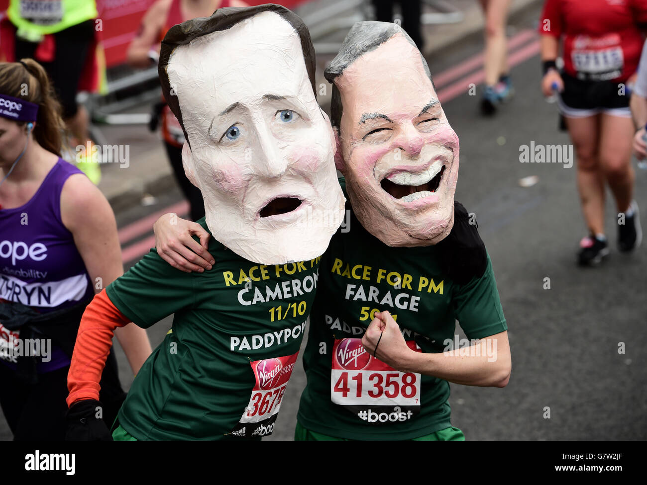 Athlétisme - Virgin Money Marathon de Londres 2015.Les coureurs de marathon vêtus comme David Cameron et Nigel Farage lors du marathon de Londres Virgin Money 2015. Banque D'Images