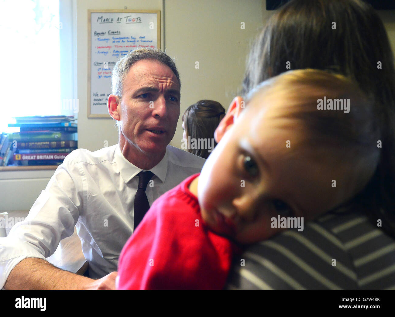 Le chef du parti travailliste écossais Jim Murphy rencontre Angela Curran et son fils Joshua Bell au café du centre sportif communautaire Inch Park à Édimbourg pendant la campagne électorale générale. Banque D'Images