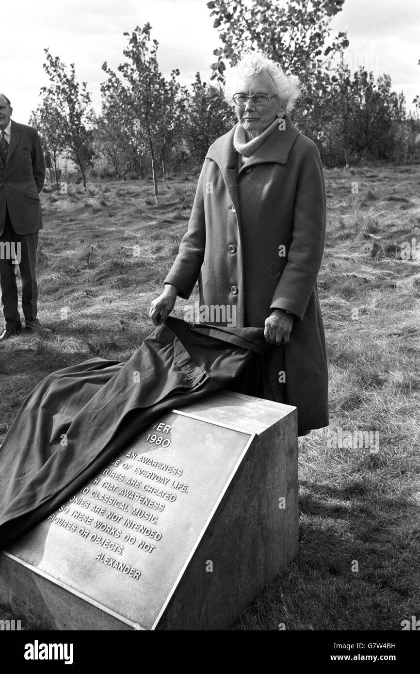 Dame Sylvia Crowe dévoile une pierre commémorative à Rutland Water, le plus grand lac artificiel de Grande-Bretagne, deuxième en taille seulement à Windermere. Le lac a été ouvert en 1976. Banque D'Images