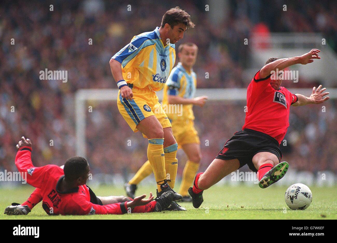 Soccer - Littlewoods FA Cup - semi-finale - Chelsea v Wimbledon. l-r- Robbie Earle, Wimbledon tente de s'attaquer à Roberto Di Matteo, Chelsea avec Vinnie Jones, Wimbledon Banque D'Images