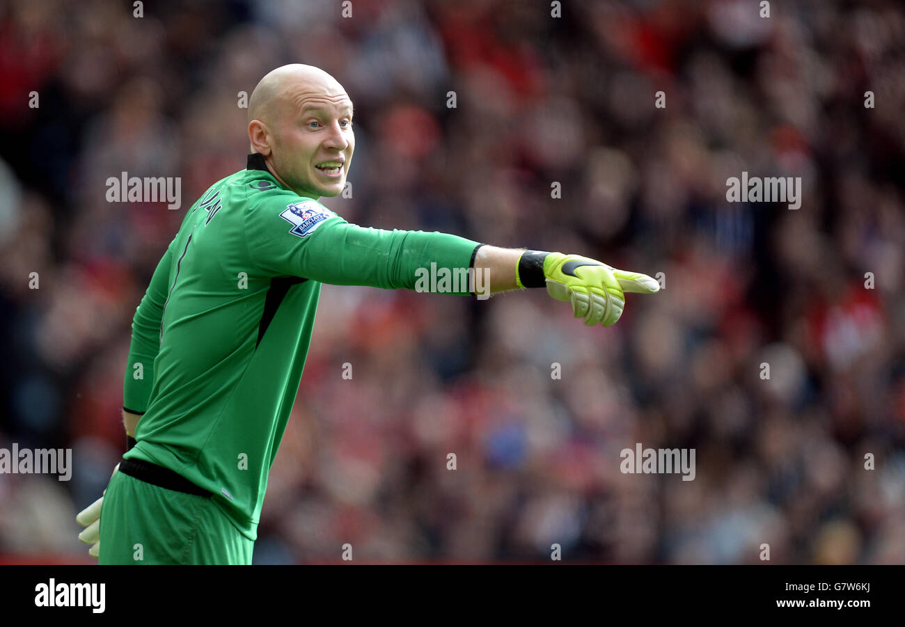 Football - Barclays Premier League - Manchester United / Aston Villa - Old Trafford. Brad Guzan, gardien de but de la Villa Aston Banque D'Images