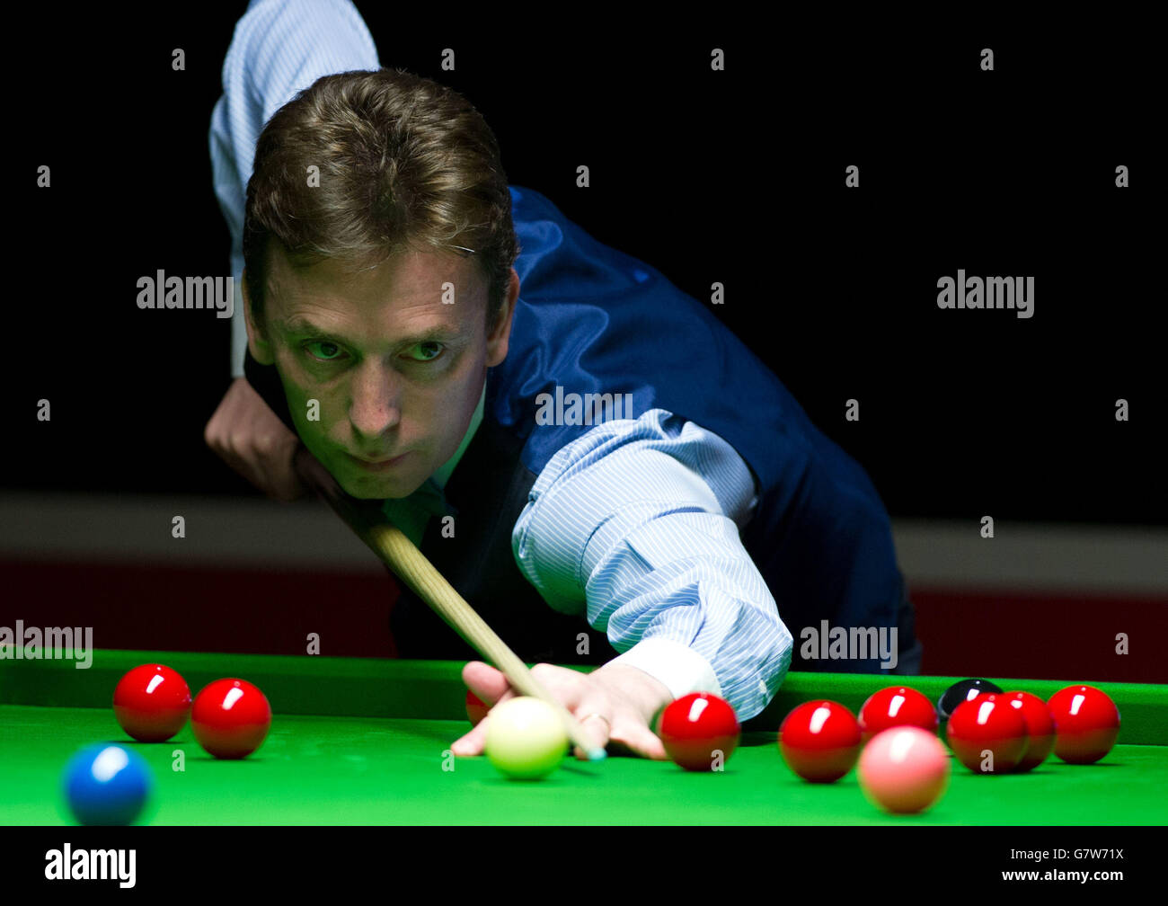 Ken Doherty joue un coup lors de son match contre Reanne Evans lors de la qualification au Championnat du monde à Ponds Forge, Sheffield. Banque D'Images