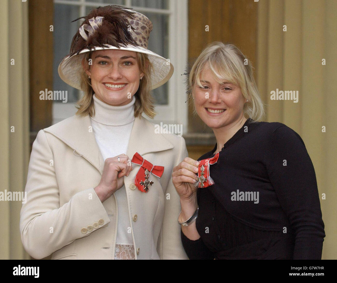 Sarah Webb (à gauche) et Sarah Ayton, yachtswomen olympique, qui ont remporté l'or dans la classe Ynling, après avoir collecté des MBE pour des services à la voile de la reine Elizabeth II de Grande-Bretagne Banque D'Images