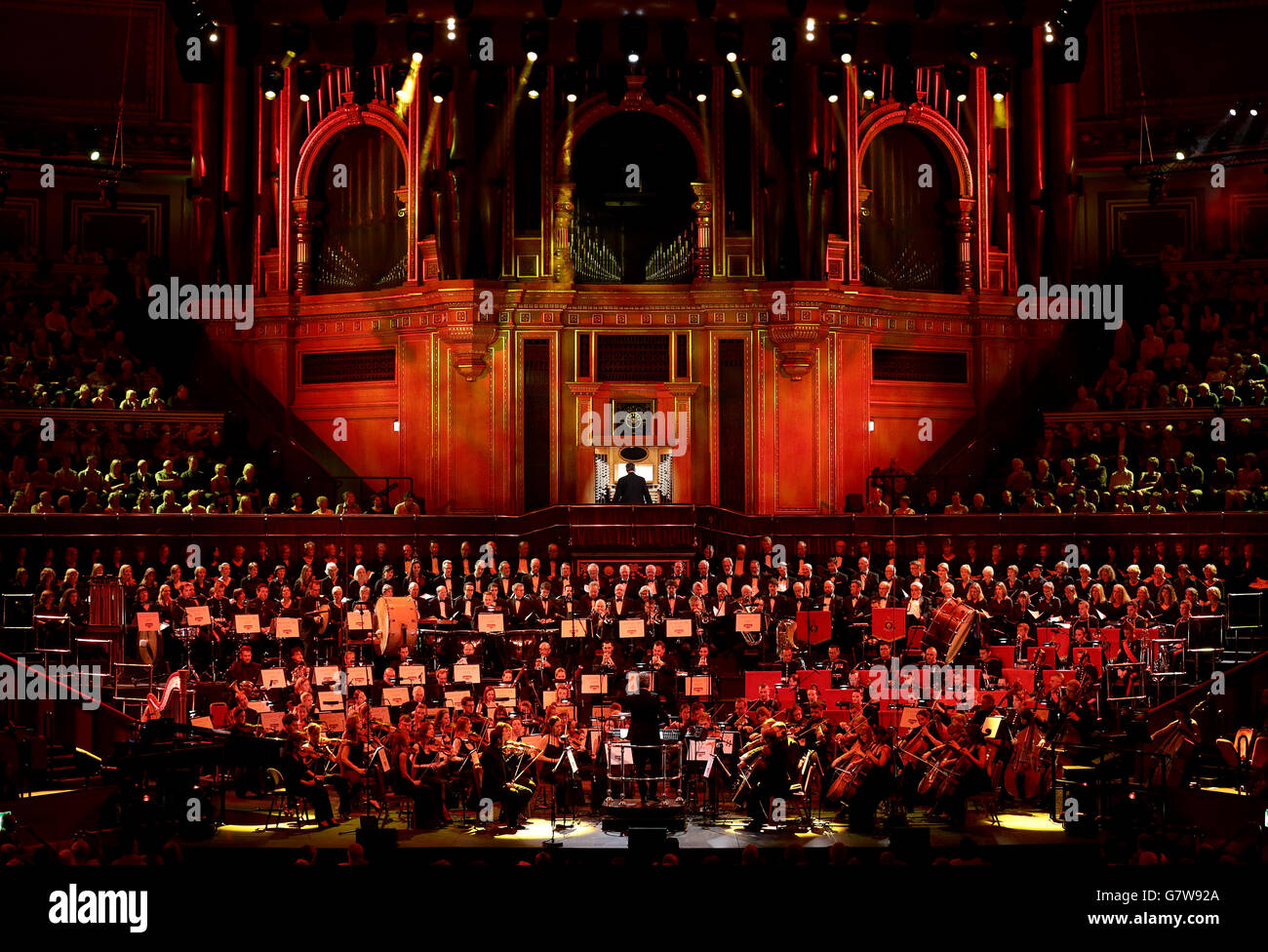 Kirill Karabits dirige l'Orchestre symphonique de Bournemouth et le Bournemouth Symphony Chorus sur scène au Royal Albert Hall de Londres pendant le Classic FM Live, mis en scène par la première station de musique classique du Royaume-Uni. Banque D'Images