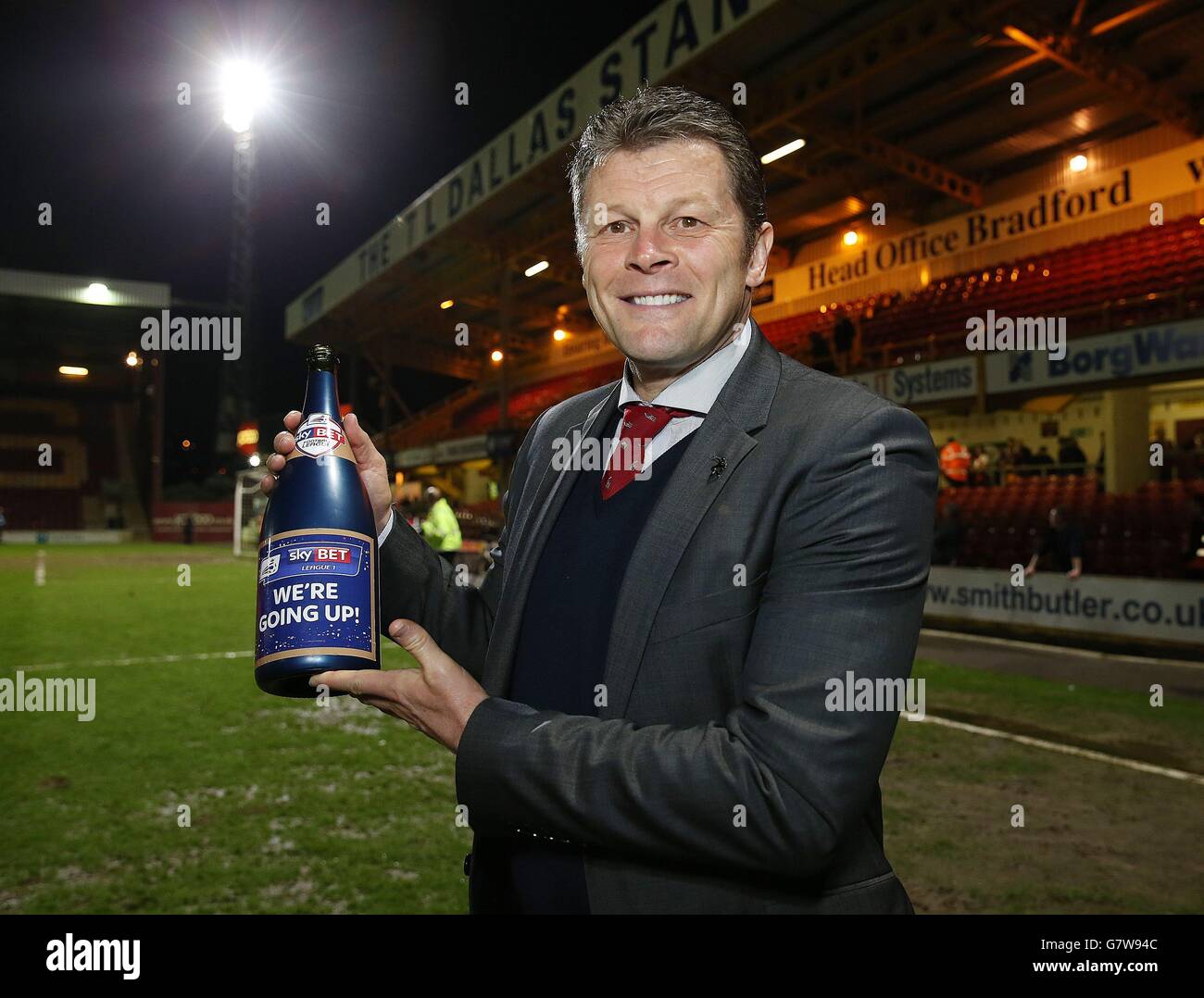 Steve Cotterill, directeur de Bristol City, célèbre la promotion au championnat à la fin du match contre Bradford City lors du match Sky Bet League One au Coral Windows Stadium, Bradford. Banque D'Images