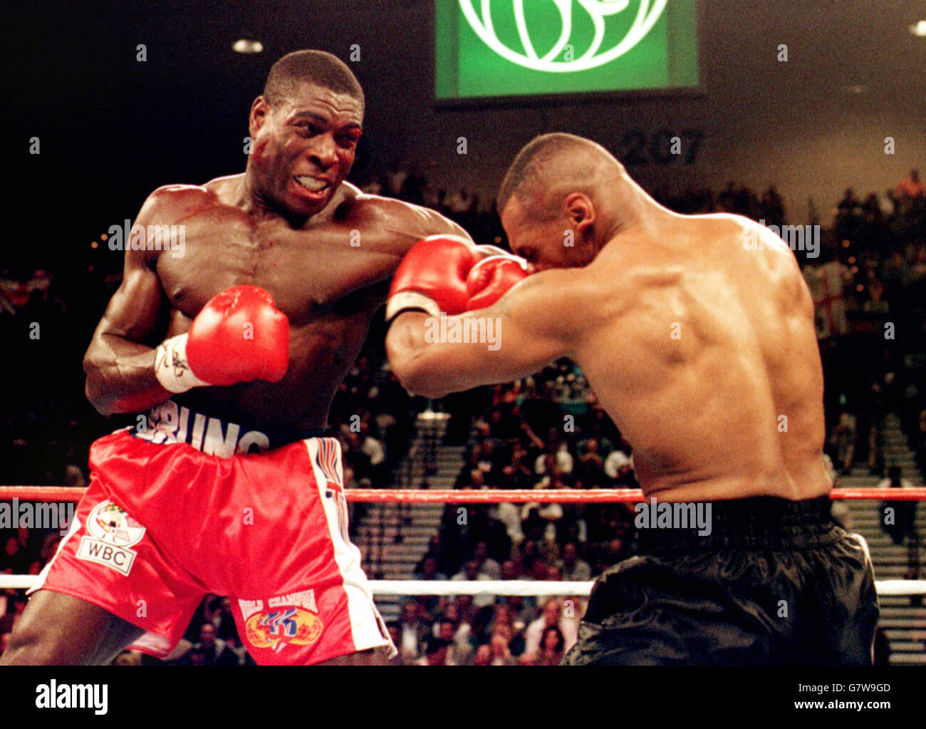 Boxe - WBC Heavyweight Title - Mike Tyson contre Frank Bruno - MGM Grand,  Las Vegas.Frank Bruno lutte avec Mike Tyson Photo Stock - Alamy