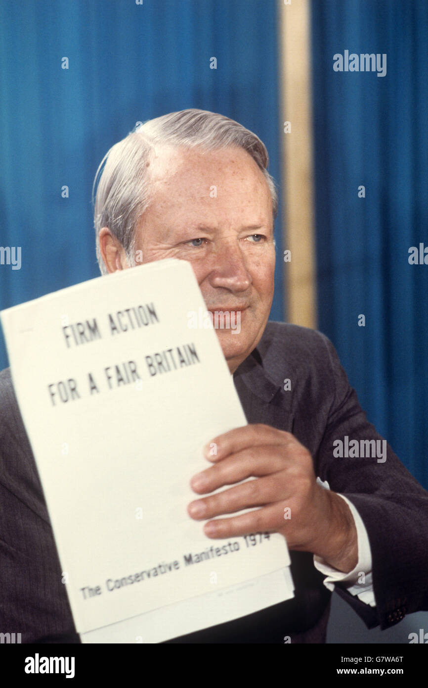 Le premier ministre Edward Heath s'exprime lors d'une conférence de presse électorale du Parti conservateur. Sur la feuille de papier qu'il tient, il se lit "action ferme pour une Grande-Bretagne équitable". Banque D'Images