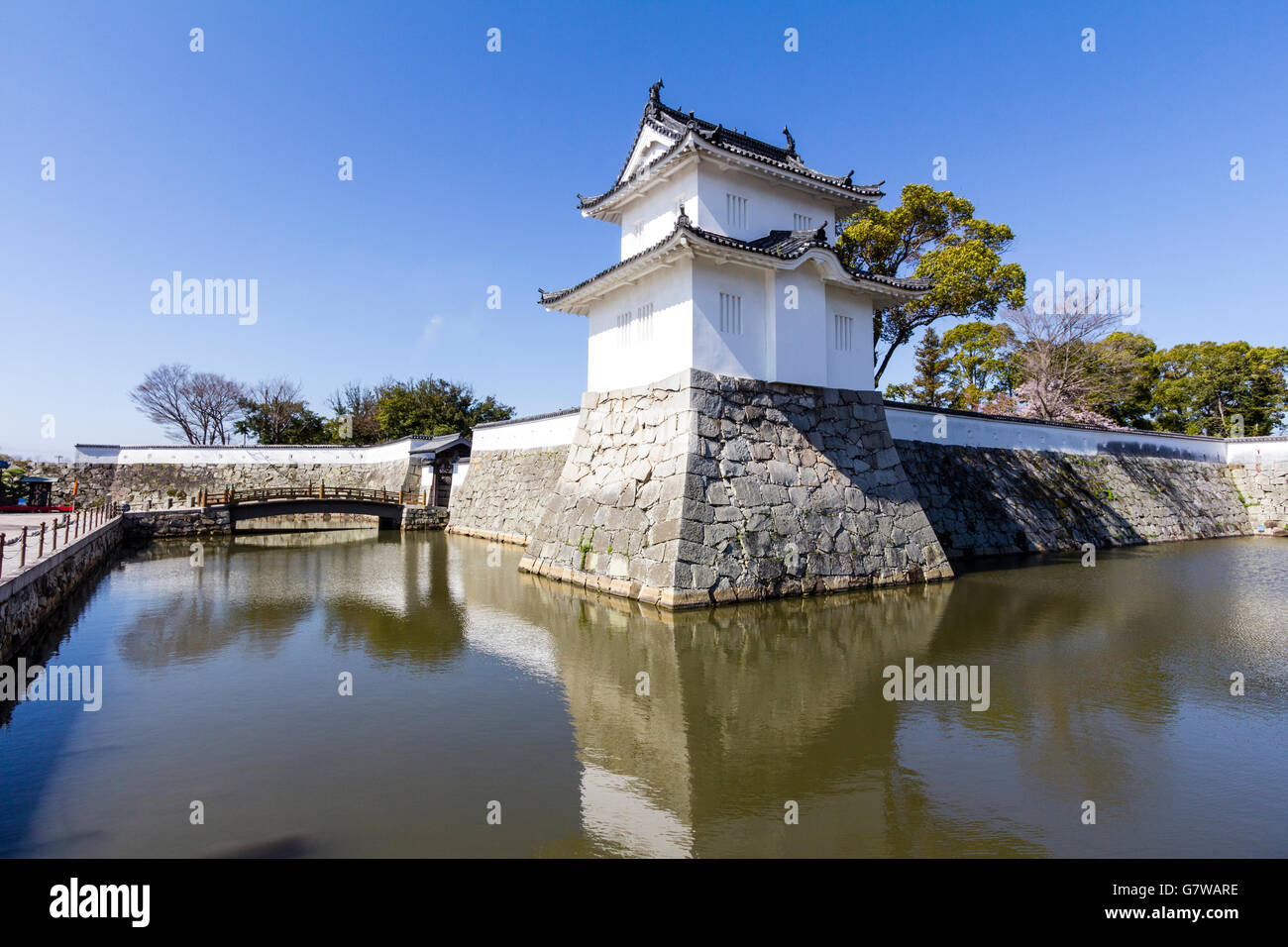 Le Japon, l'ako castle. Sumiyaragu Ote, deux étages et tourelle d'angle de murs en pierre d'Ishigaki avec douves et en arrière-plan, le pont et la porte. Banque D'Images