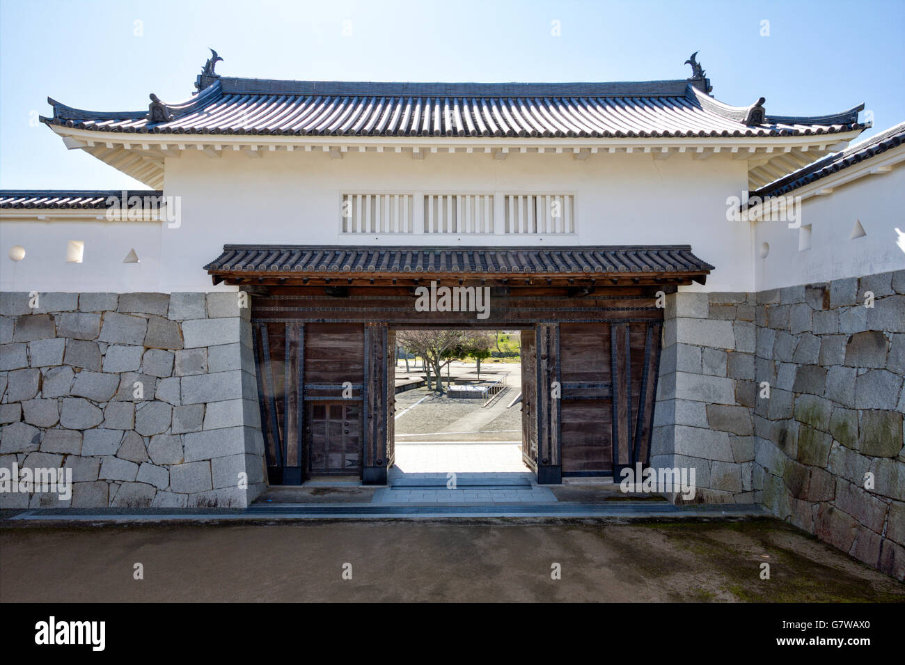 Le Japon, l'ako castle. Watariyagura Yaguramon reconstruite style type de porte, une porte avec tourelle de défense sur le dessus. La journée. Ciel bleu. Banque D'Images